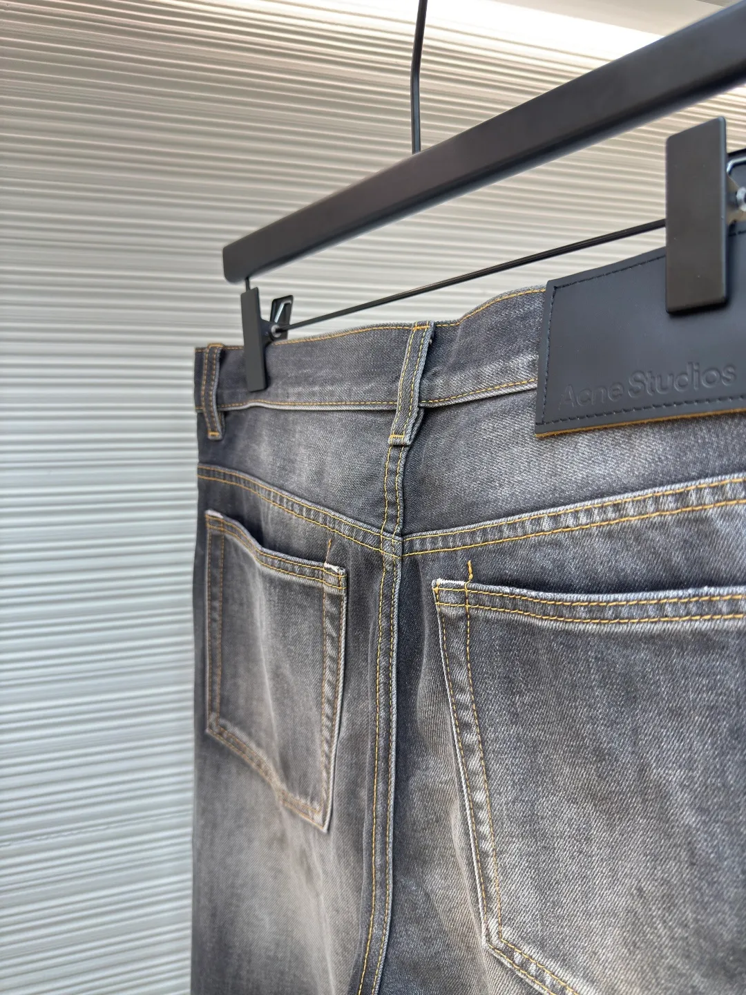 Acne Studios washed ink-splashed straight jeans ●Authentic product: Purchased and developed by 2859 ●Item number: 1680279-A75 ●Fabric: denim fabric ●Technology: Painting process ●Weight: about 780 grams ●Version: Fitted version ●Size: 30-31-32-33-34 ●Description: Made of denim fabric imported from Japan, which is characterized by high density and thick yarn, so it has strong wear resistance and tensile strength It also has softness. With the passage of time and frequent wearing, denim fabric will gradually become softer. After special dyeing and finishing processes to fit the body, denim fabric also has good color fastness and washability. It can withstand multiple washings without fading easily. The hand-painted ink splash design takes up to 30 minutes to paint a finished product. The daily output is limited. The work process is very cumbersome. After painting, it is washed and aged. It is an important process to give the denim fabric a retro and aged effect, showing a natural Uneven fading effect. Customized genuine leather label. Pink thread is used for marking the back pocket in details. The overall wiring is straight and delicate. The fabric is comfortable and soft. The color is consistent and no color difference. It can be matched with the same style to create a fashionable look and control various occasions. Customized accessories. Complete three labels. Same style for men and women!